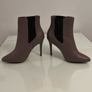 Grey heel boot